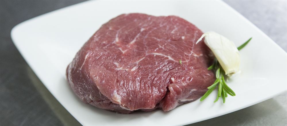 Controfiletto di bovino di razza modicana grigliato su letto di pomodoro tomperinos confit