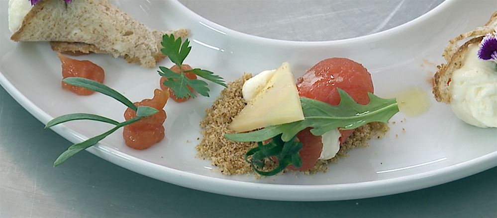 La colazione del contadino nei campi: pane, formaggio e pomodoro