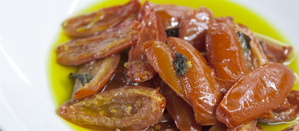 Controfiletto di bovino di razza modicana grigliato su letto di pomodoro tomperinos confit