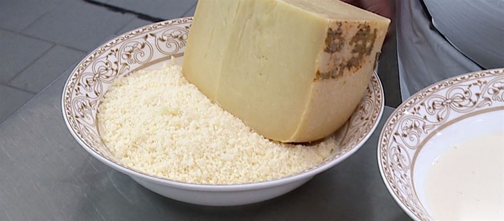 La colazione del contadino nei campi: pane, formaggio e pomodoro