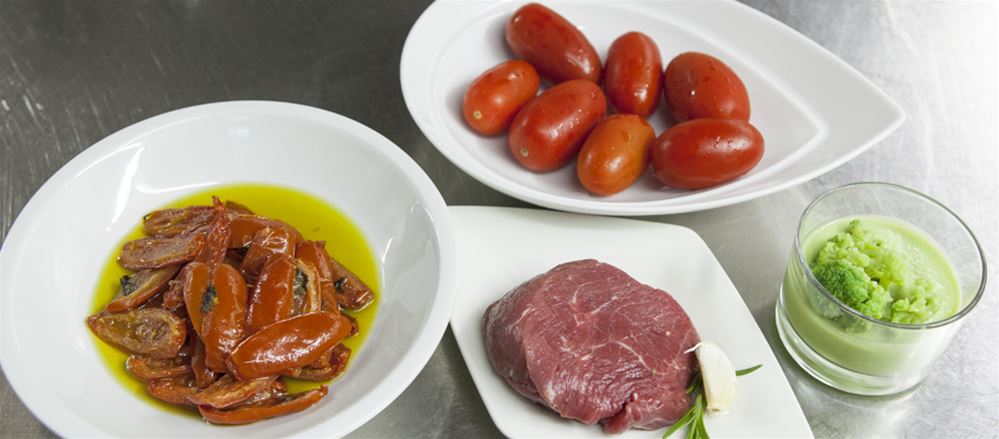 Controfiletto di bovino di razza modicana grigliato su letto di pomodoro tomperinos confit