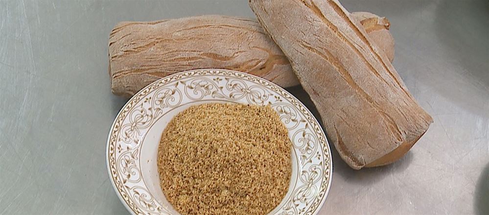 La colazione del contadino nei campi: pane, formaggio e pomodoro