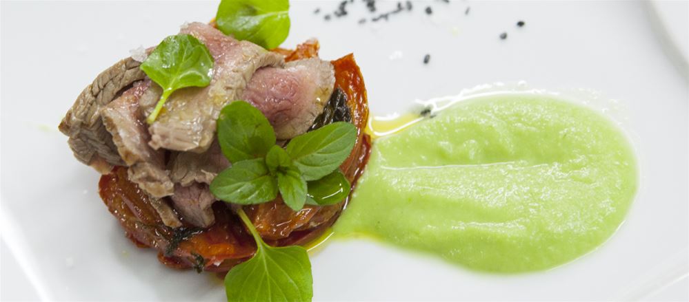 Controfiletto di bovino di razza modicana grigliato su letto di pomodoro tomperinos confit