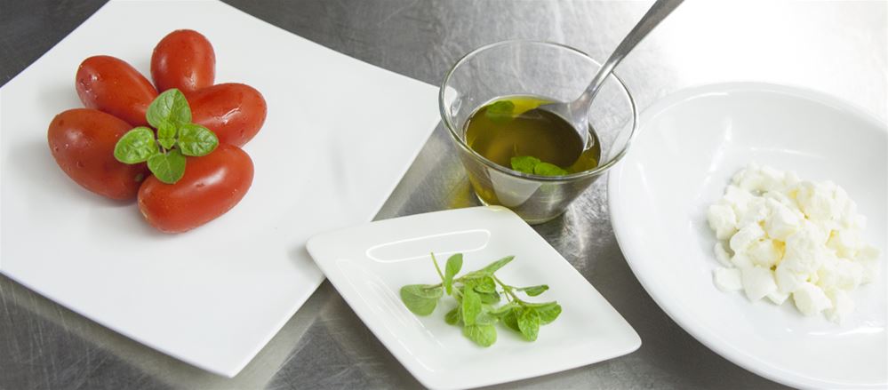 Caprese di pomodoro tomperinos e burratina