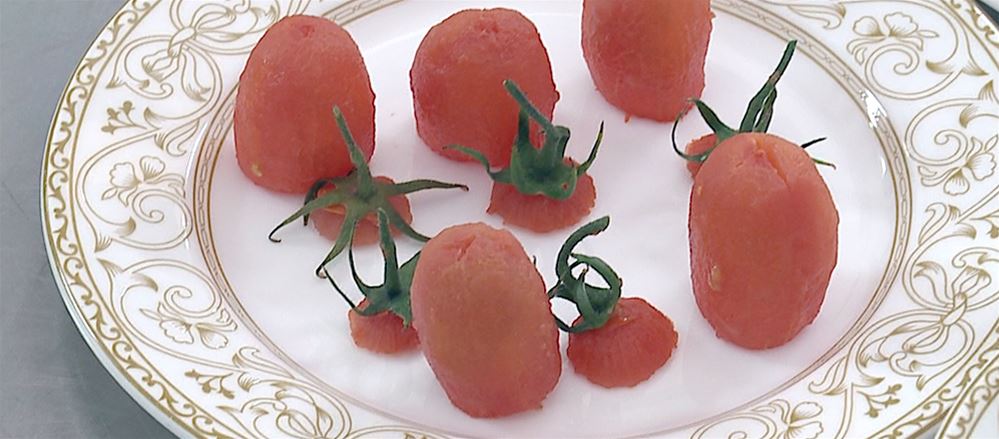 La colazione del contadino nei campi: pane, formaggio e pomodoro