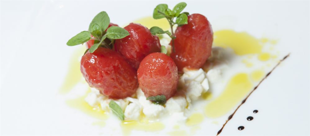 Caprese di pomodoro tomperinos e burratina