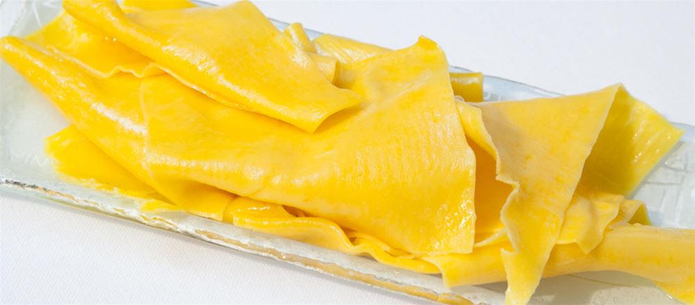 Lasagnetta di pasta fresca con acqua di pomodoro e crudo di pesce