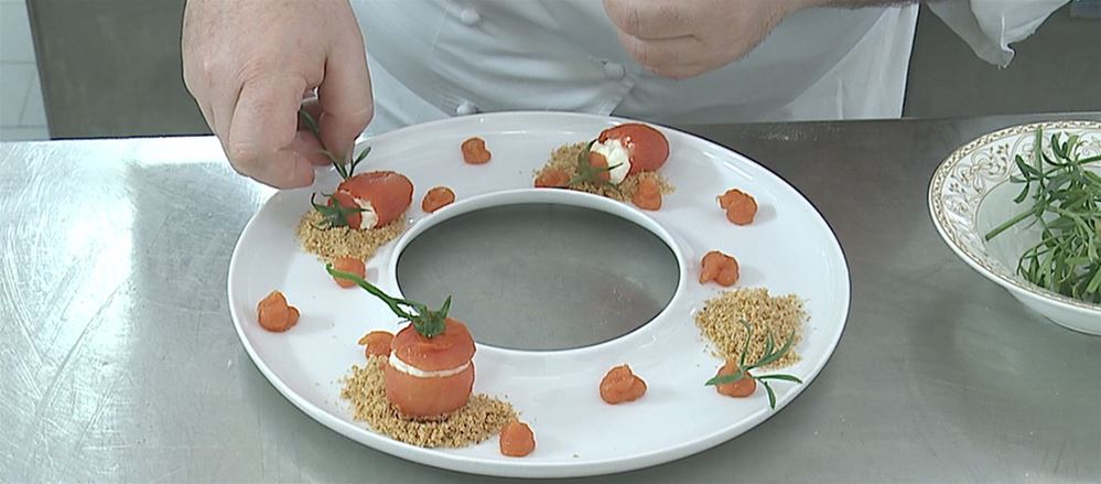 La colazione del contadino nei campi: pane, formaggio e pomodoro