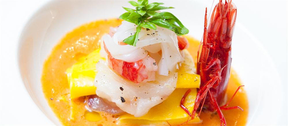 Lasagnetta di pasta fresca con acqua di pomodoro e crudo di pesce